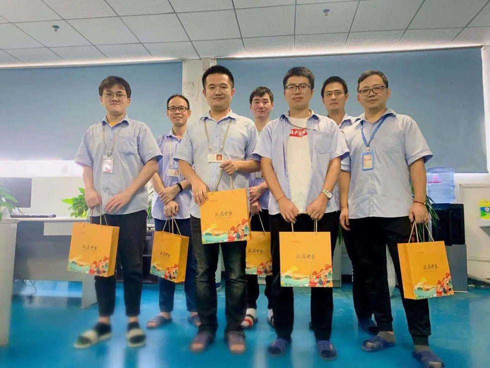 高速沖床廠中秋發月餅